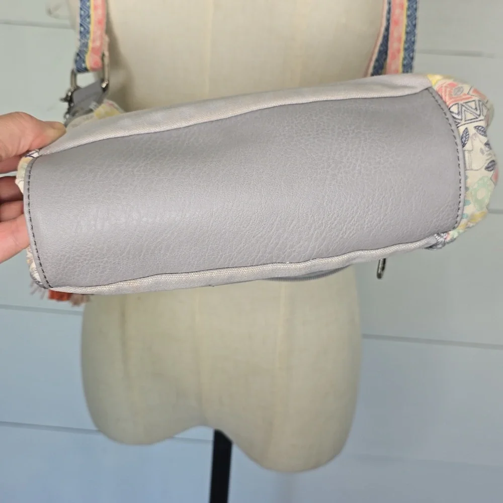 Sakroots Crossbody Bag Gray Multi Artist Circle Llama Foldover Boho - Picture 4 of 8